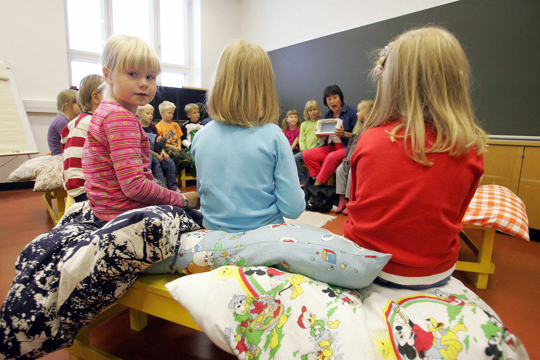 Vaasa (Vasa), FINLAND: Children listen to their teacher 17 August 2005 in a primary school in Vaasa, on the second day of school in Finland. According to a recent European study, Finland is the country which has best school results in Europe thanks to